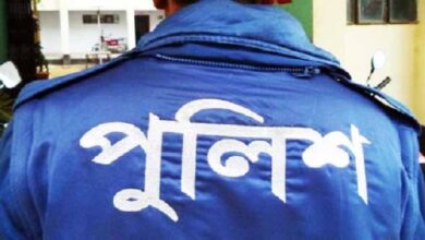 আড়াইহাজারে ছিনতাই করতে গিয়ে এসআইসহ ৪ জন আটক