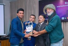 সেরা লেখকের সম্মাননা পেলেন আড়াইহাজারের মাহবুব