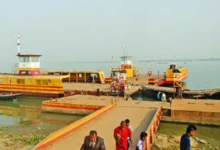 আড়াইহাজারে ফেরিঘাট বন্ধ থাকায় যাত্রীদর চরম দুর্ভোগ