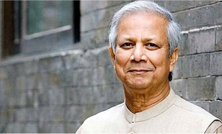 ড. ইউনূস প্রধান উপদেষ্টা করে অন্তর্বর্তীকালীন সরকারের রূপরেখা 1 নোবেলজয়ী অধ্যাপক ড. মুহাম্মদ ইউনূসকে প্রধান উপদেষ্টা করে অন্তর্বর্তীকালীন সরকার গঠনের রূপরেখা দিয়েছে বৈষম্যবিরোধী ছাত্র আন্দোলন। মঙ্গলবার (৬ আগস্ট) ভোর ৪টার পর ফেসবুকে দেওয়া ভিডিও বার্তায় এ ঘোষণা দেন আন্দোলনের সমন্বয়করা।