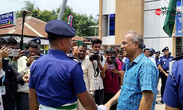 আড়াইহাজার থানা পরিদর্শন করেন স্বরাষ্ট্র উপদেষ্টা লেফটেন্যান্ট জেনারেল (অব.) মো. জাহাঙ্গীর আলম চৌধুরী 1 আড়াইহাজার থানা পরিদর্শন করেন স্বরাষ্ট্র উপদেষ্টা লেফটেন্যান্ট জেনারেল (অব.) মো. জাহাঙ্গীর আলম চৌধুরী